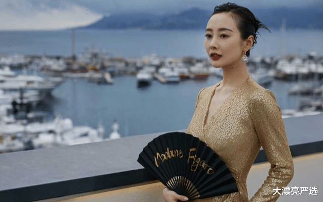 口红 李纯又现尤物身材，淡金色亮片连衣裙加红唇，昂首“挺胸”真惊艳