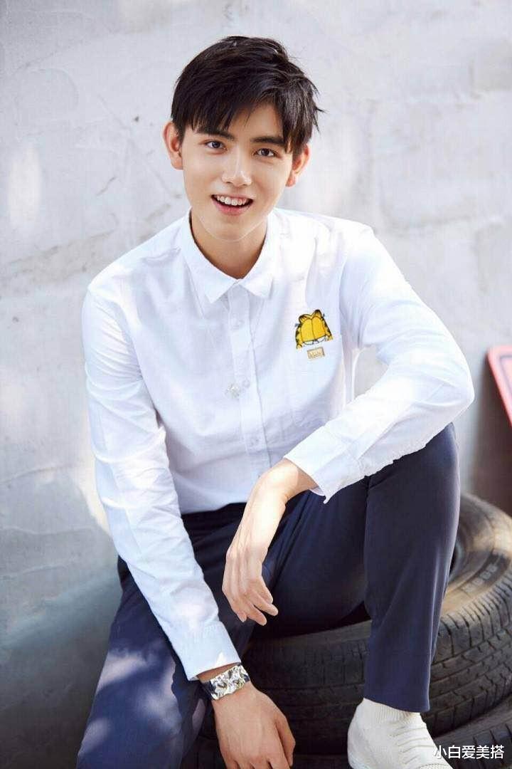 小白爱美搭|陈凯歌陈红的儿子陈飞宇,穿着条纹衬衫好帅气,阳光男孩气质尽显
