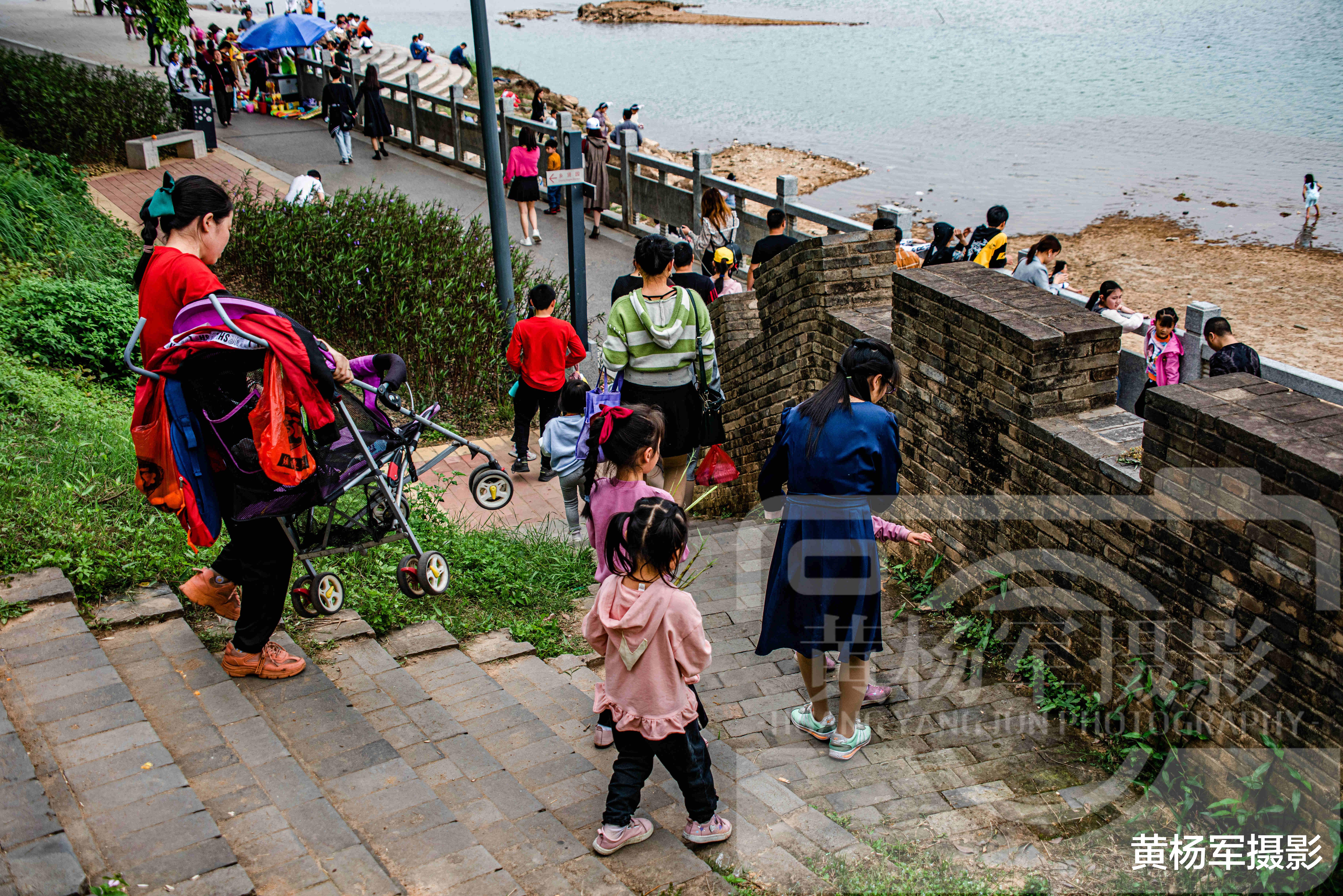 沙灘 江西贛江正源河灘裸露，綿延金色沙灘引眾人打卡，罕見場面景別致