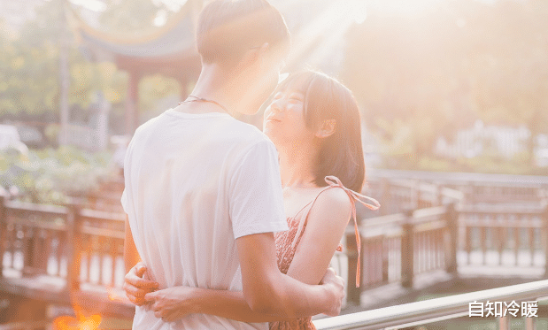 自知冷暖 女人想和你关系“进一步”，会有3个动心的小表现，老实人别不明白！