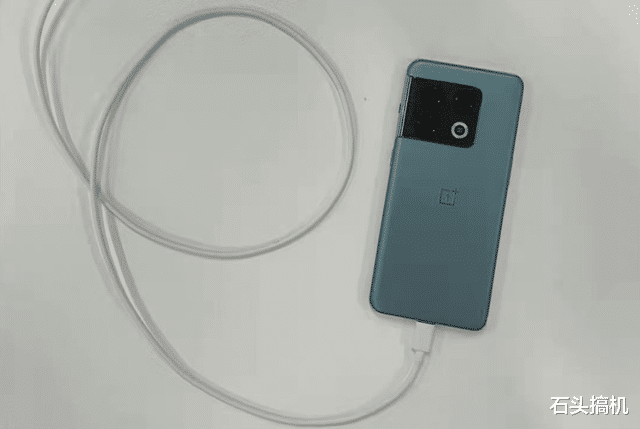 一加科技|一加10 Pro外观变化不止相机造型！祖传红色数据线换成了白色？