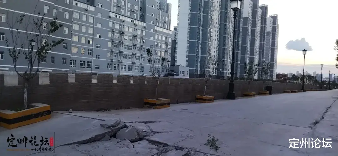 定州 定州这条道路成精了！居然裂开了！