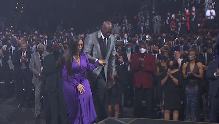 |科比正式进入名人堂!乔丹牵瓦妮莎手太暖心+全程站一旁,全场高呼科比