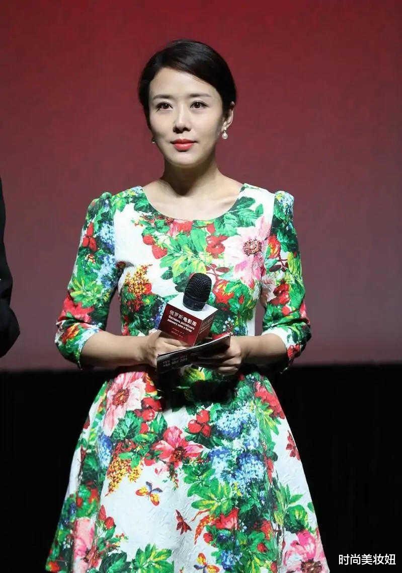 时尚美妆妞 颜丹晨厉害了，把“土味”红绿印花裙穿出高级感，一般人不敢试