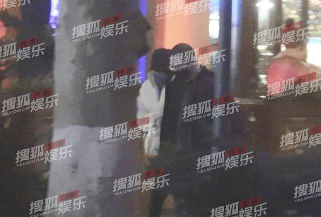 章子怡|章子怡与老公过二人世界，紧挽汪峰手臂太甜蜜，靠肩姿势小鸟依人