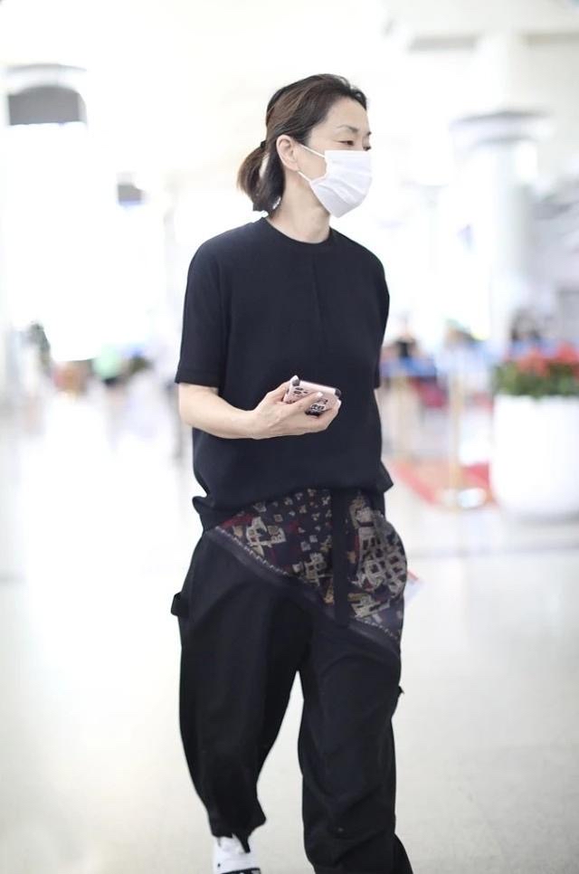 闲鱼有话说|毛阿敏穿出奶奶辈的“潮流感”,把丝巾拼在裤子上,比年轻人时髦