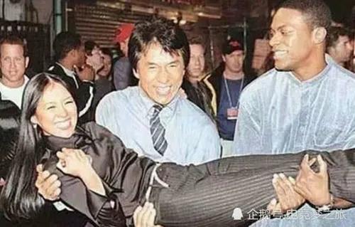 花影爱花 章子怡沙滩脱掉自己泳衣与富豪热吻,和导演深夜讨论剧本