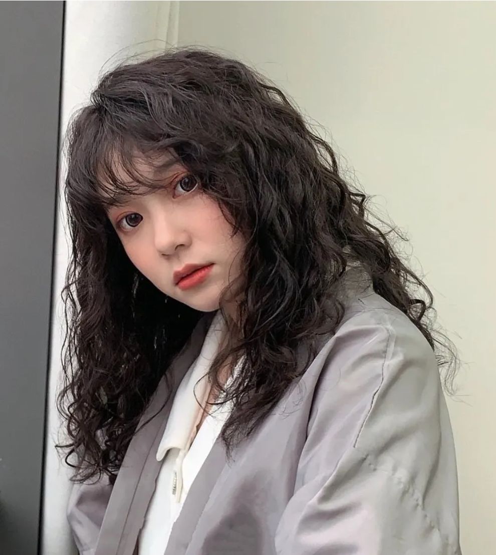 发型|2022发型怎么整？烫卷卷最洋气，好处多多不要错过