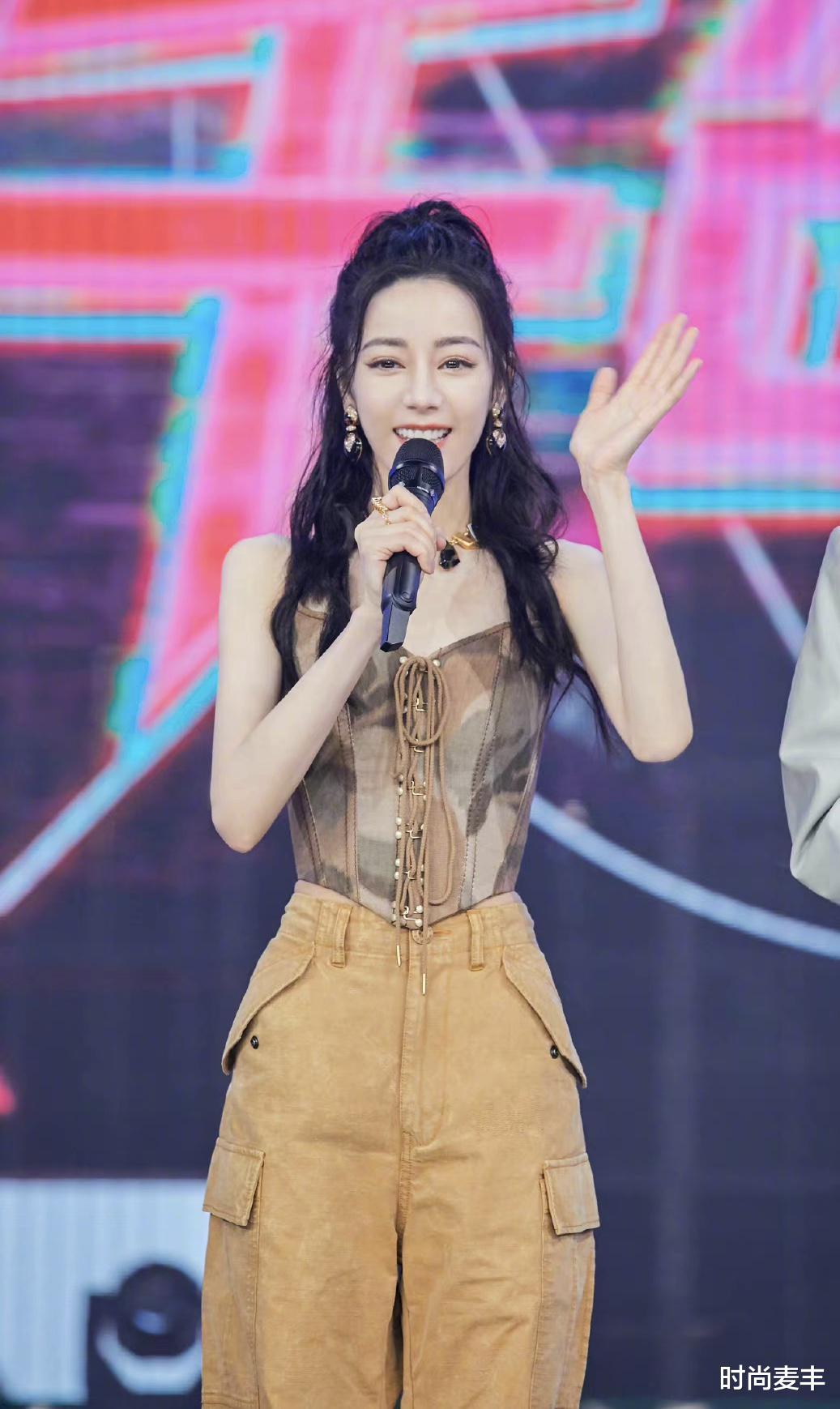 迪丽热巴|迪丽热巴上《快本》造型曝光，卡其色工装裤配吊带，巴掌腰让人羡慕