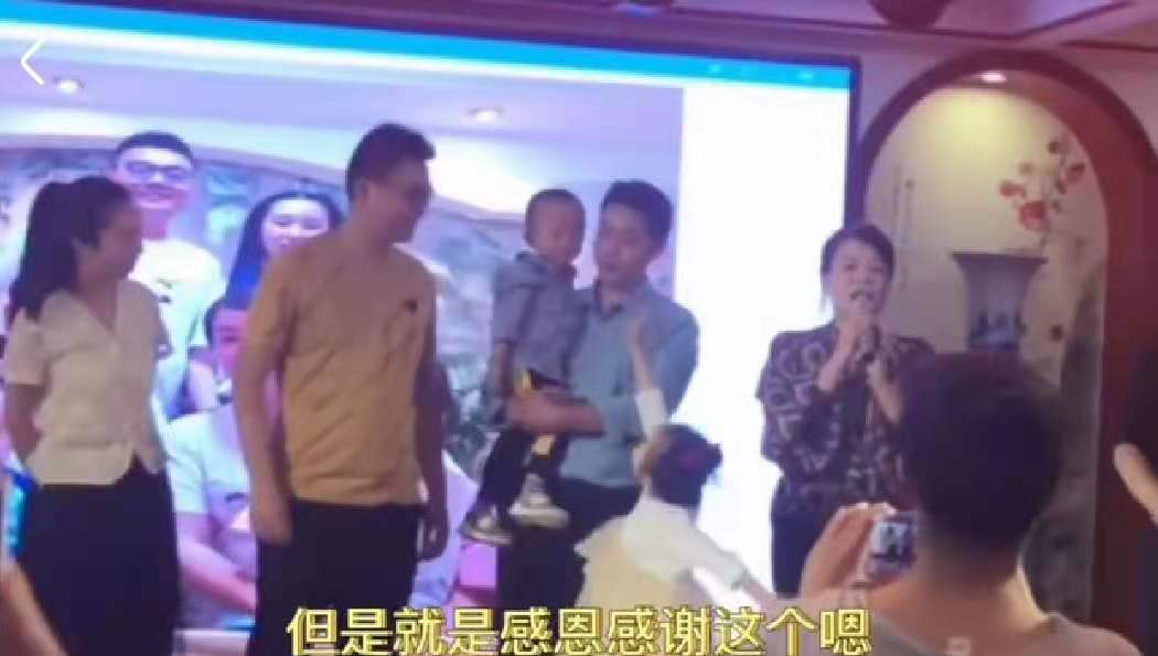 李昕言温度空间|郭威认亲，赣州商会横幅庆祝，姚策认亲，家族亲戚院里相聚，差距