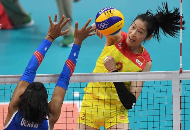 朱婷|朱婷过年遛狗拿快递被抓拍，漳州集训有新挑战，伤病影响今后发展