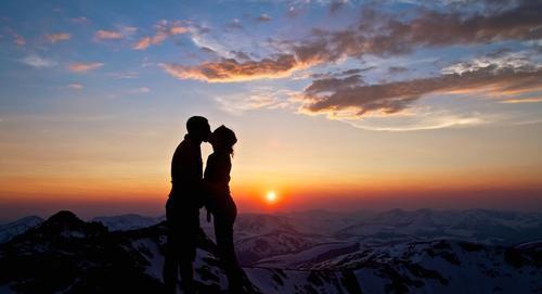 丈夫因救妻子而致残，两年后妻子带着百万赔偿失联，妻子：我委屈