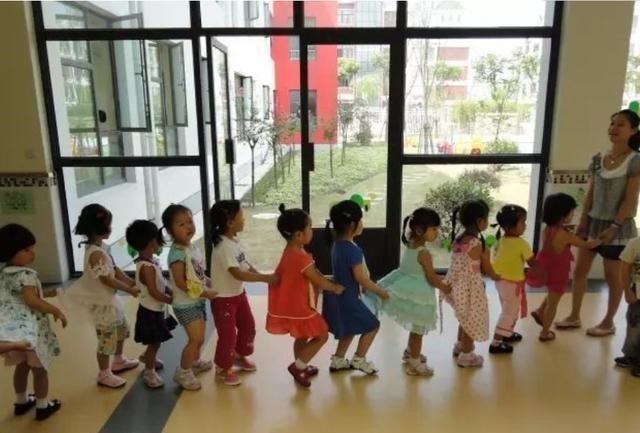 依科育儿吧|广州幼儿教师高温天将孩子锁阳台,体感温度达40度,邻居喊话质问