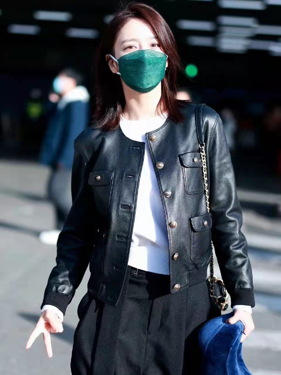赵雅芝|佟丽娅穿机车皮夹克配阔腿裤，随性与甜酷兼具，简直教科书级穿搭