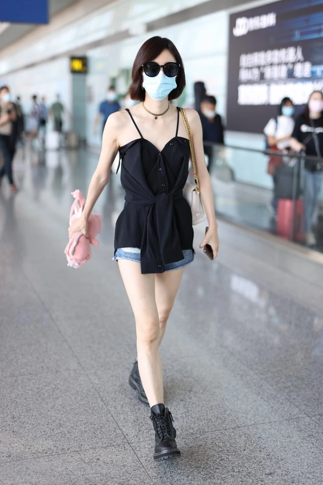 大表姐的时尚圈|王丽坤点子真多,衬衫也能“改成吊带”来穿,配马丁靴不嫌热