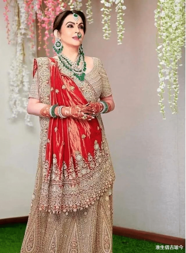 印度 印度首富之妻一脸旺夫相，帮丈夫争遗产，穿粉裙扮嫩鼻子挂祖母绿