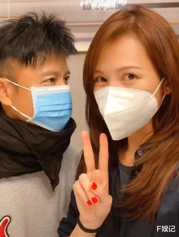 李克勤|李克勤携妻和蔡少芬张晋开心聚会喝酒 两位冻龄人妻开心合影