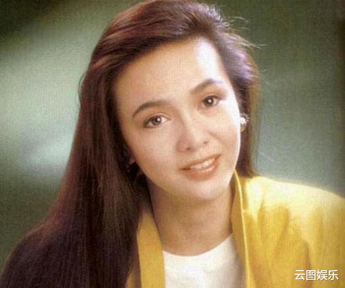 郑裕玲|64岁郑裕玲毅力惊人！2年晒100多张自拍，坚持分享不同日常穿搭