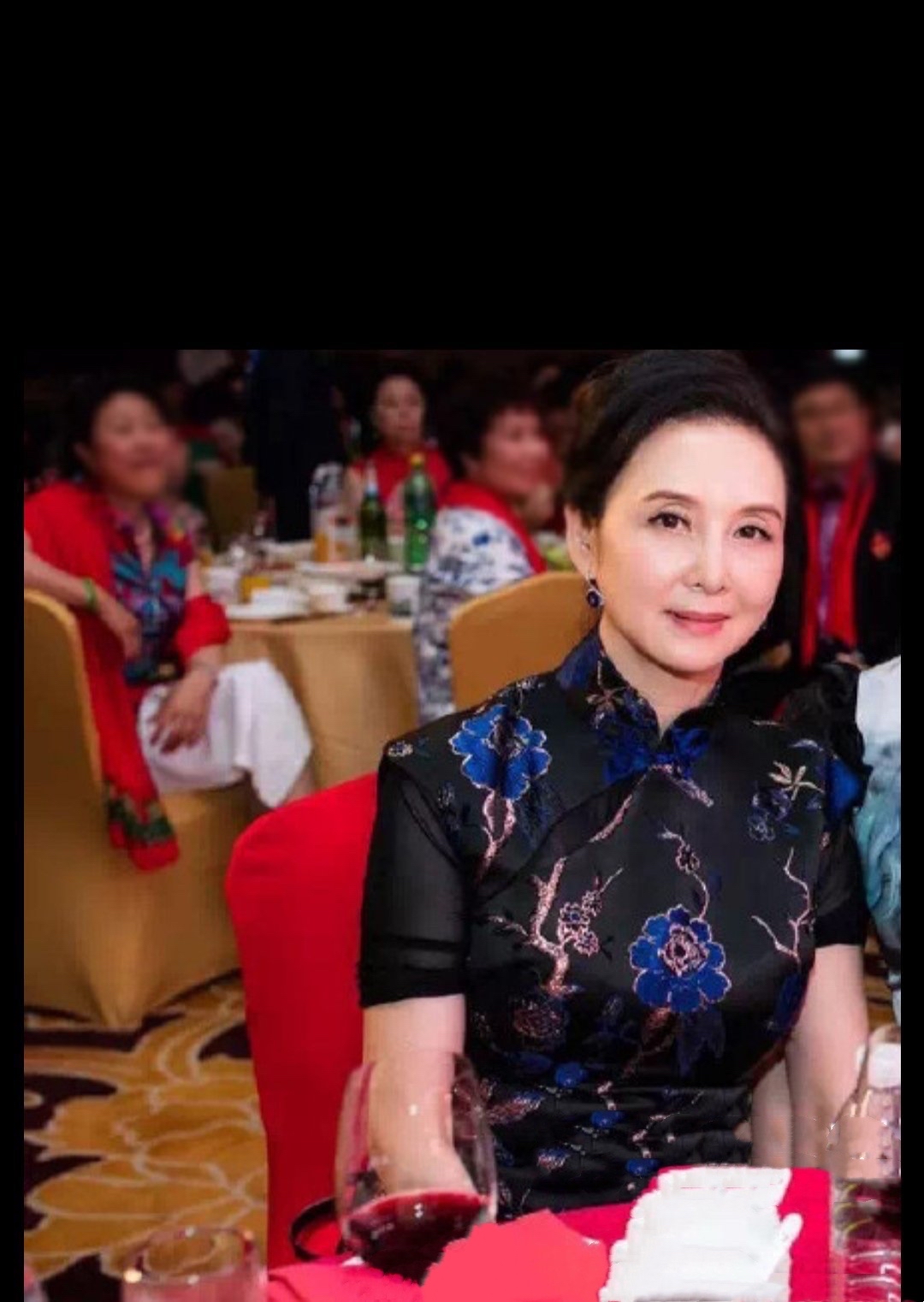 哚乐Like时尚 86版“嫦娥”还是那么美,邱佩宁西装配长裙高雅贵气,哪像60多岁