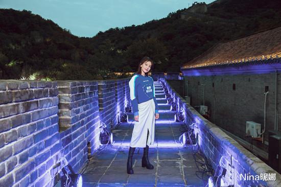 豌豆 高圆圆低调露面为品牌站台助威，穿红色露背裙当车模，蜂腰红唇真假分不清