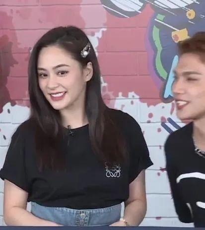 阿娇|阿娇穿丁字连体泳衣好饱满，赖弘国: 她不让我碰