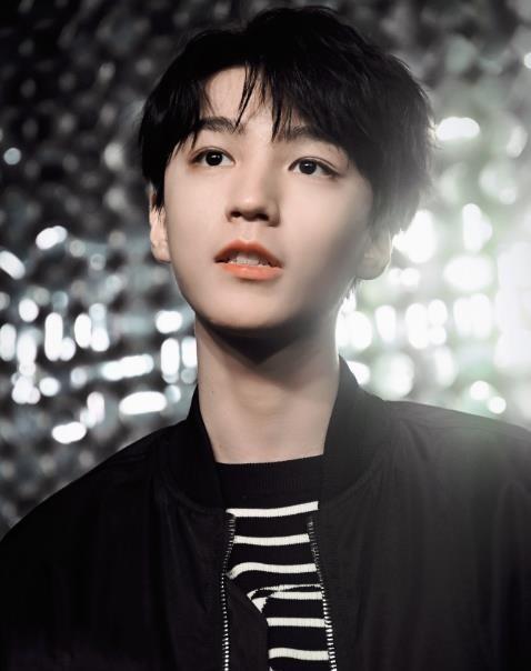 何炅|王俊凯宋亚轩结伴回公司，同框说笑画面超甜，互穿对方衣服？