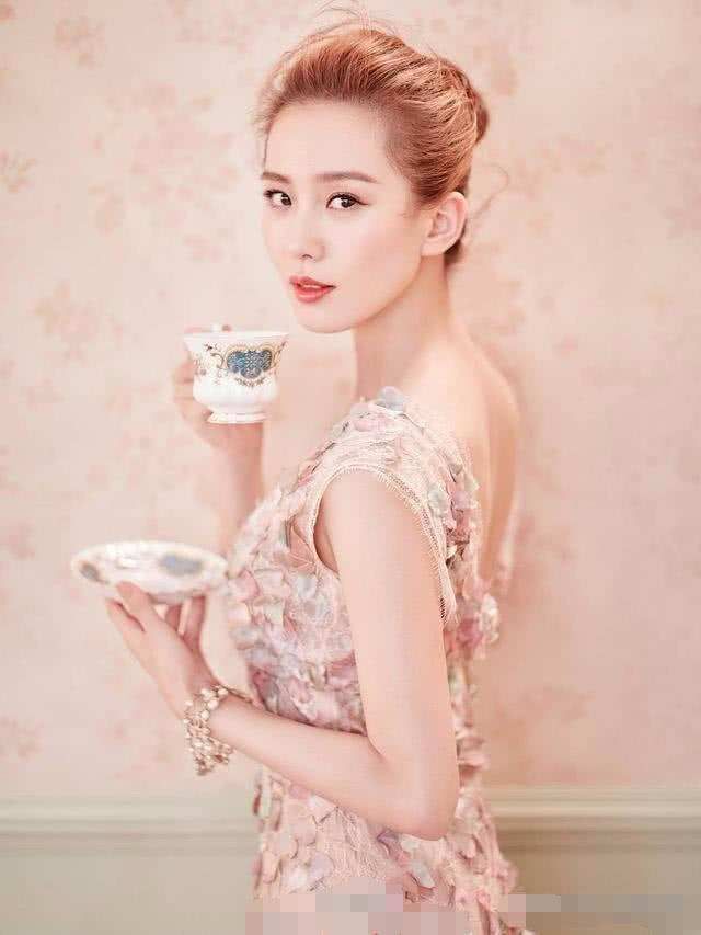 刘诗诗|刘诗诗真会穿，1万多西装配2千多百褶裙，女人的帅气和温柔都有了