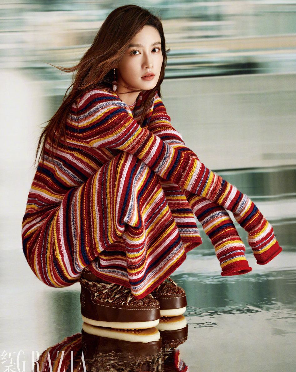 当家主母|一出场就被帅到了！31岁李沁拍写真酷飒十足，光影封面气质迷人