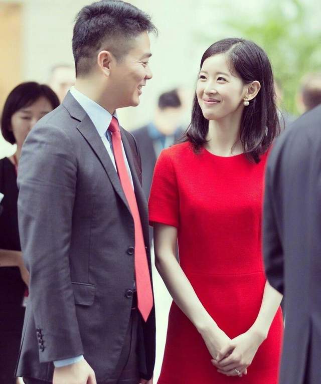 章泽天|章泽天新年第一天晒登山照，刘强东视角下笑容明媚，身材超赞