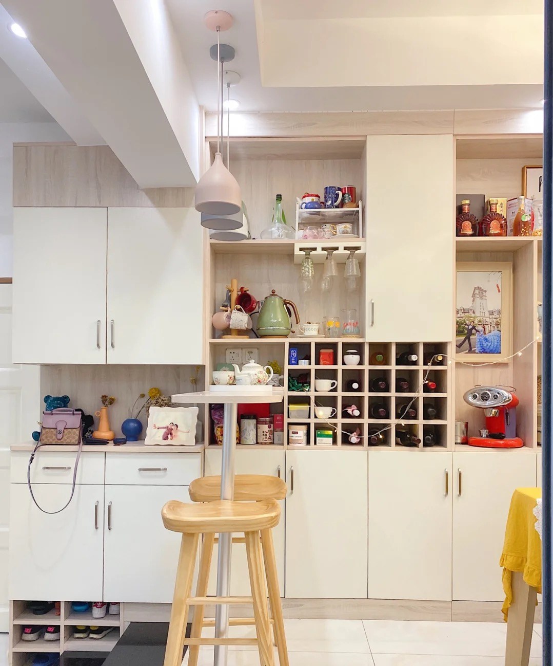 |她家85平米，家居氛围太温暖人心了，餐厅做个小抬高，真有个性