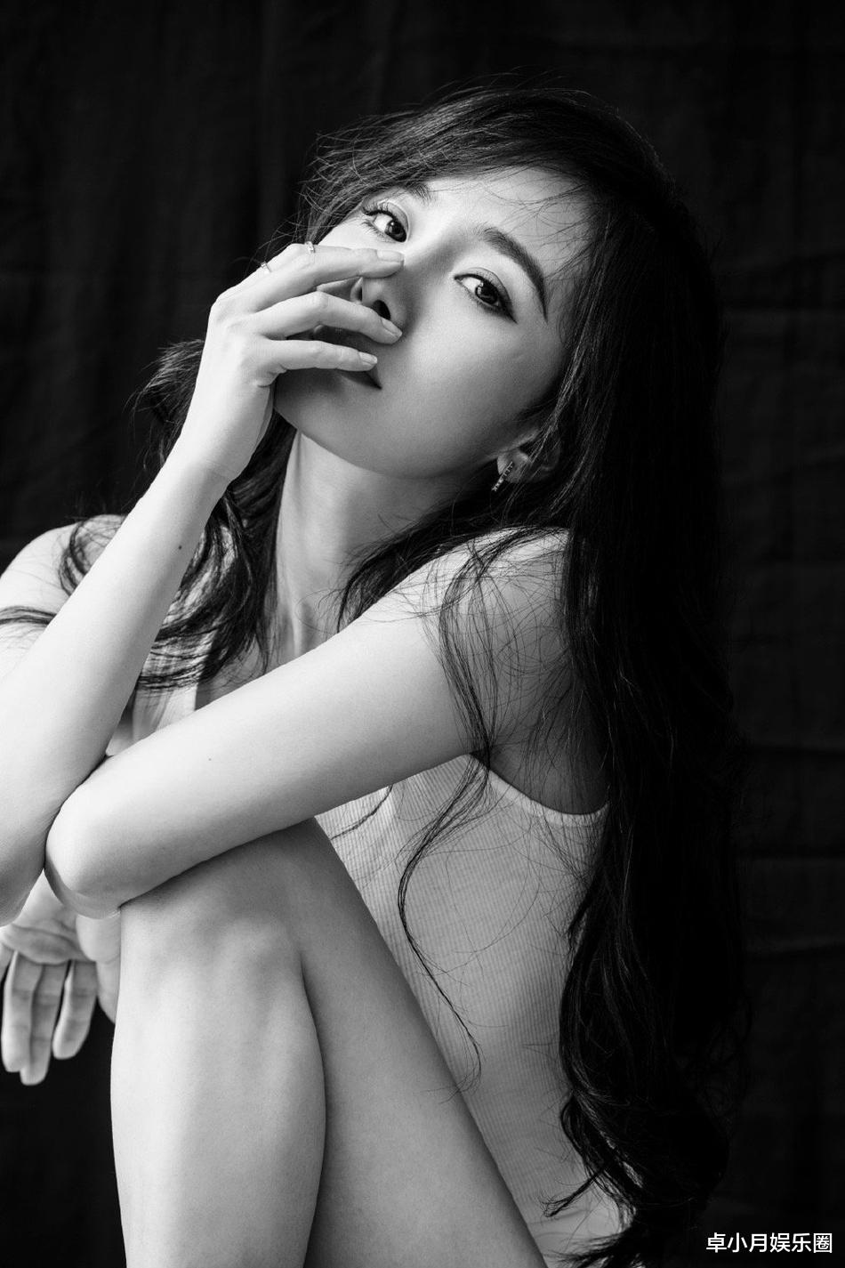 杨幂|34岁杨幂晒黑白写真,穿背心短裤露诱人大长腿,真是越来越性感迷人了