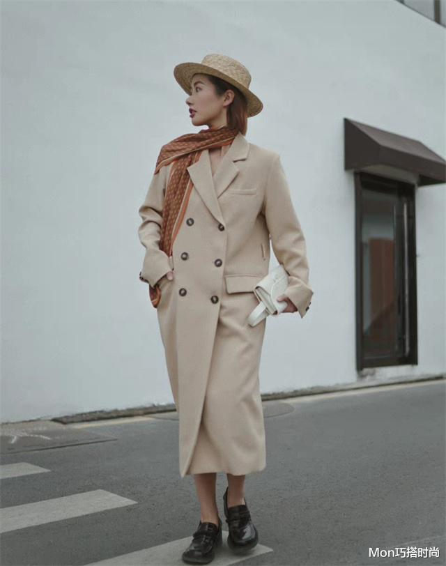 Mon巧搭时尚 秋冬不能错过的“大衣+过膝裙”,知性大方,40岁女人就该这么穿