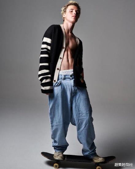 超美时尚社 贝嫂晒家人温馨合影!贝克汉姆三儿子超帅气,16岁克鲁兹太抢镜