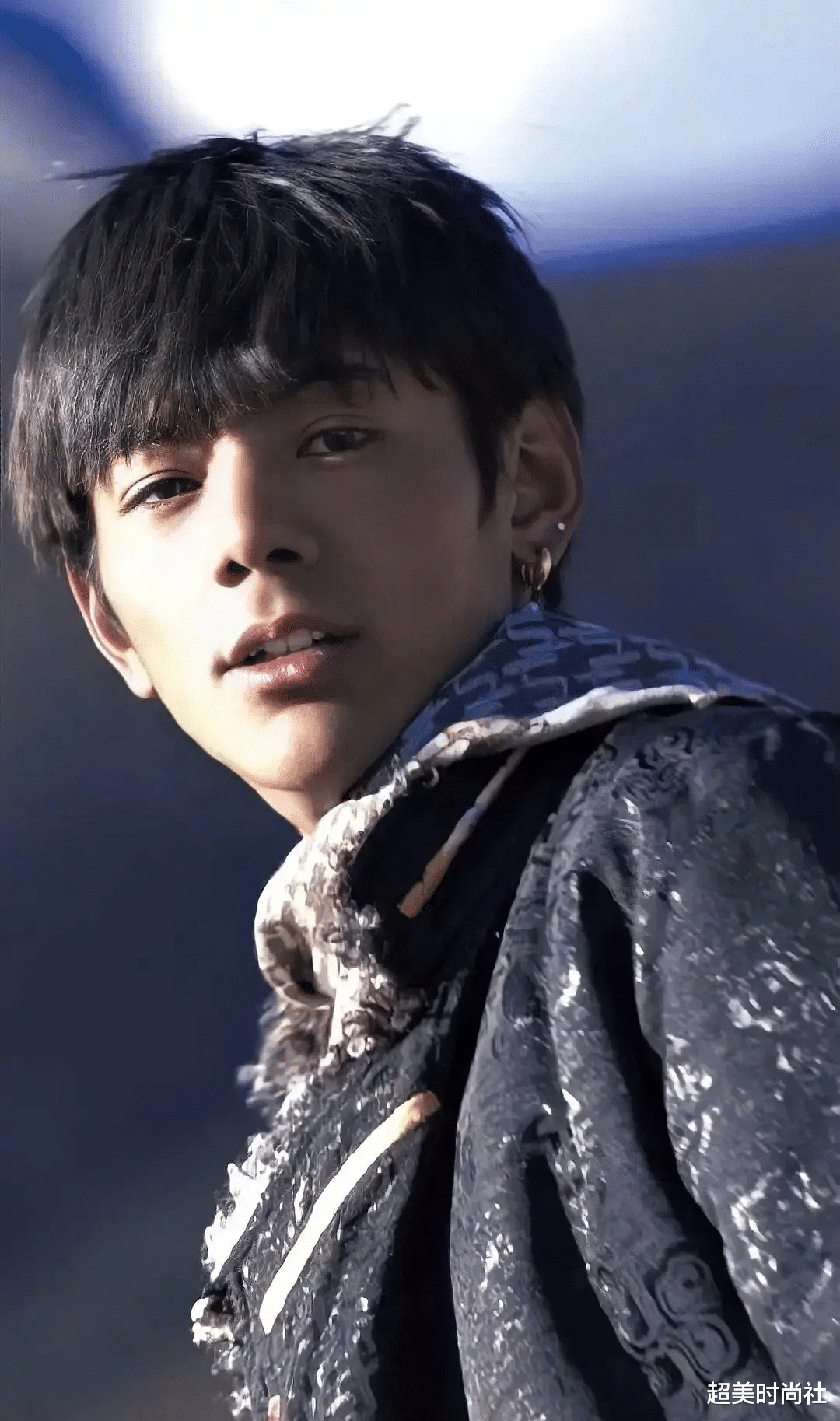 高晓松|丁真受邀参加联合国演讲！穿笔挺西装成“总裁”，换发型后仍帅气