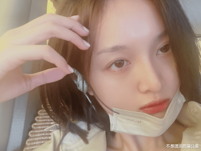 吴宣仪|吴宣仪晒素颜近照，皮肤水灵竹竿腿超细，手里的奶茶又抢镜了