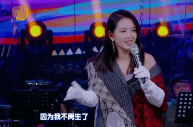 何洁|何洁久违晒娃，三个儿女坐旋转木马，同母异父的三兄妹相处很融洽