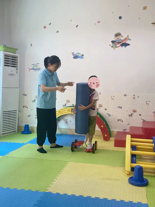 coco儿童康复师|从“不良学生”到“全班第一”,8岁多动症男孩上演惊艳逆袭!