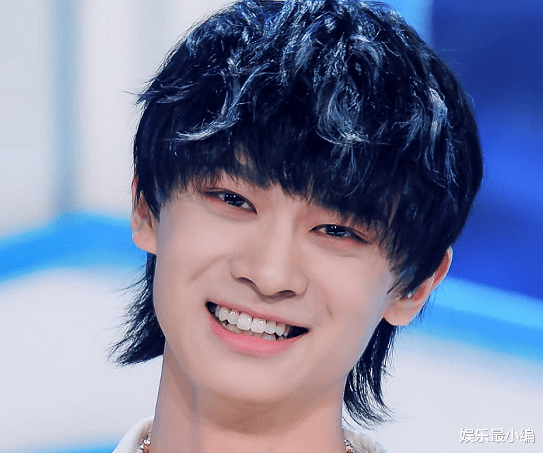 梁森|梁森戴假发引热议，逐渐沦为“后宫”一员，油腻程度不忍直视