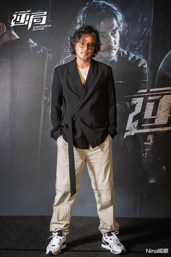 长津湖|“杨过”李铭顺坐镇新剧发布会，穿西装没笑容太严肃，50岁头发花白差点认不出