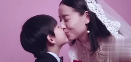 李嘉欣|李嘉欣和儿子共浴，多次亲吻，网友终于忍不了了：“别把孩子当情人养！”