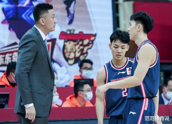 李铁|拒绝轮休砍15+8！徐杰一番话令人心疼，19岁小将终于开窍了