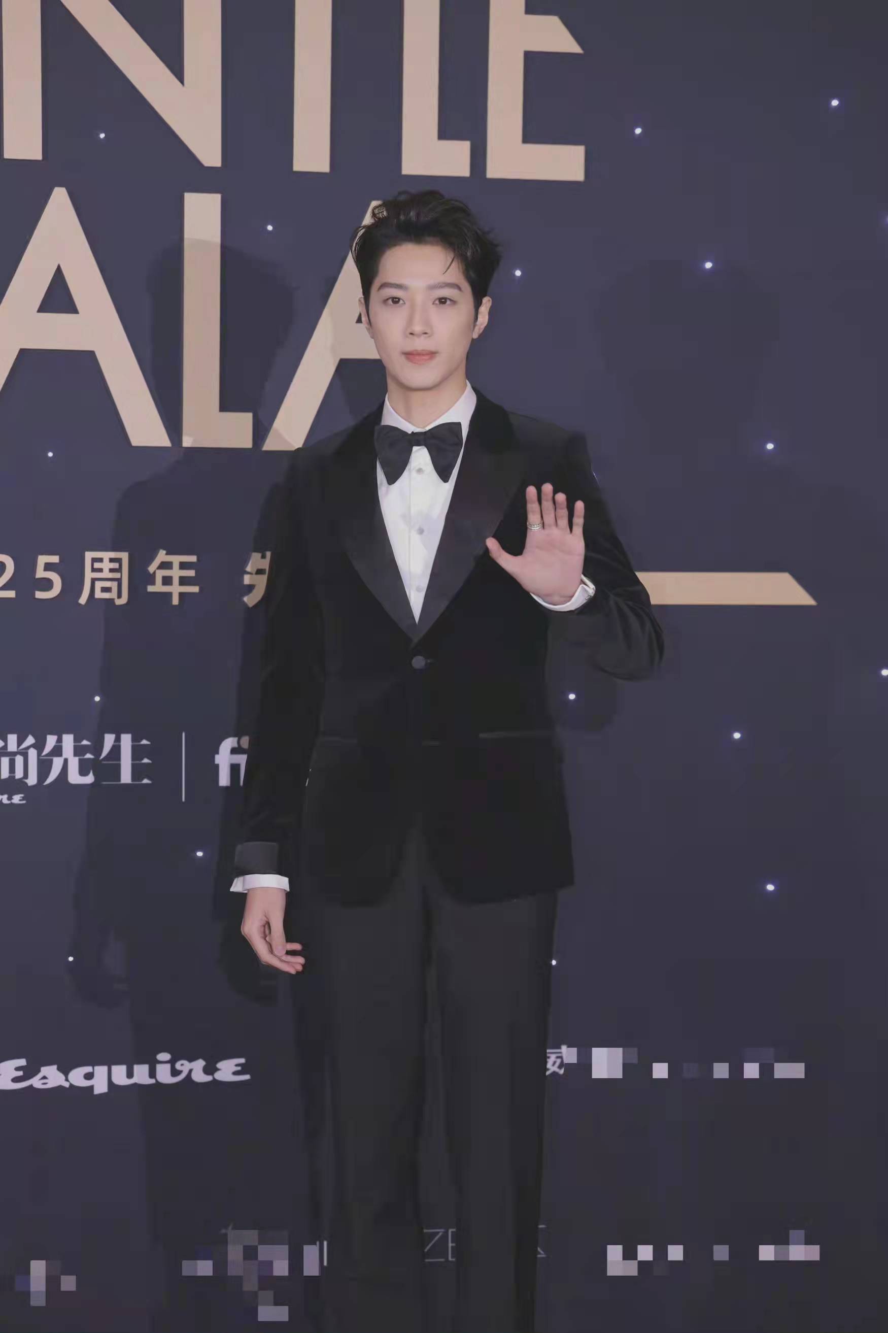 王大陆|时尚先生红毯照来啦！龚俊成火龙果，邓伦变绅士，王大陆又翻车？