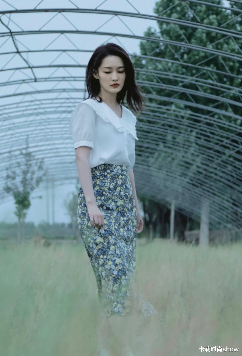 卡莉时尚show|“时髦精”李沁太会穿，花领衬衫配碎花裙，气质清新好淑女