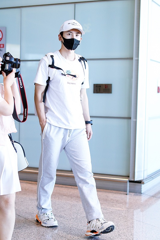 BiuVogue|怪不得张哲瀚能爆火，颜值帅气身材还好，穿西服都藏不住肌肉