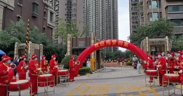 陈梦|孙颖莎王曼昱参加活动！陈梦回家气氛热烈，鲜花锣鼓欢迎蛋糕吸睛