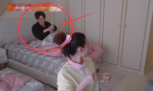 张馨予|张馨予睡觉不穿睡裤，起床习惯性撩开被子，导演摄像机都来不及关