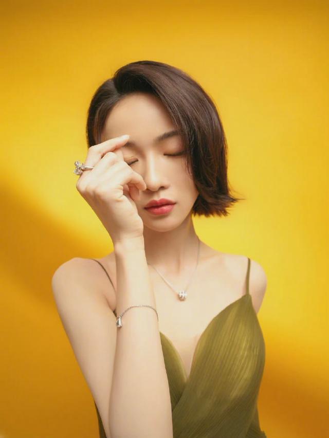 吴谨言|吴谨言的“平板”身材，还敢挑战吊带裙，配短发却意外惊艳