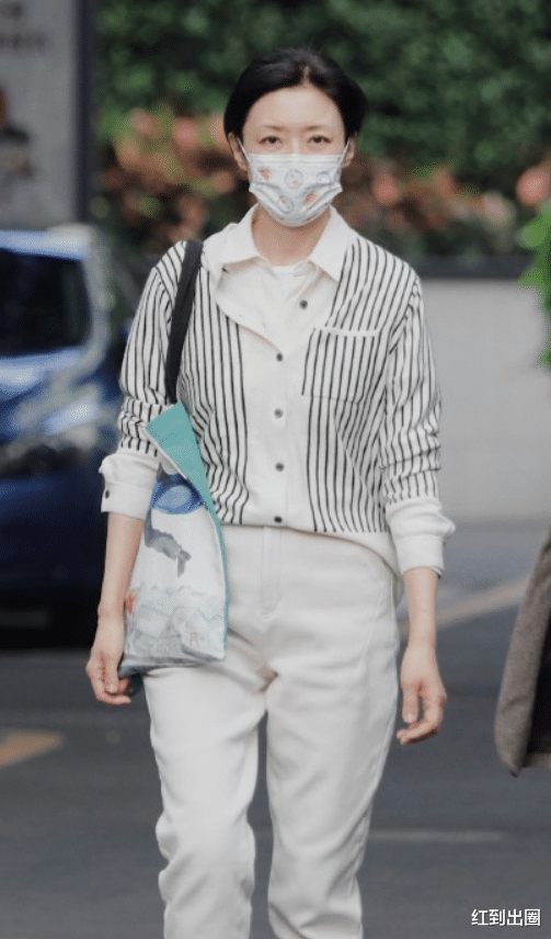 疯狂|53岁周涛在街边被路人偶遇,素颜皮肤白皙惹眼,男粉送礼被一把拦住