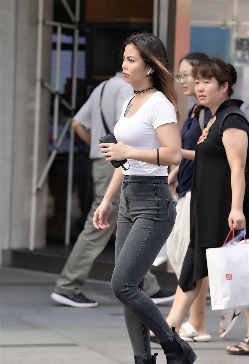 六九街拍|衬托身材的紧身牛仔裤,深灰色款式,搭配白色半袖,简约时尚穿搭