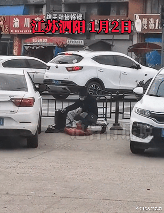 江苏:大叔角落假装残疾人乞讨,乔装打扮过程被路人拍下,厉害了